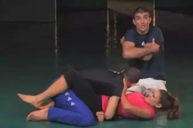 超模gigi防身,超模Gigi因携带大麻被抓