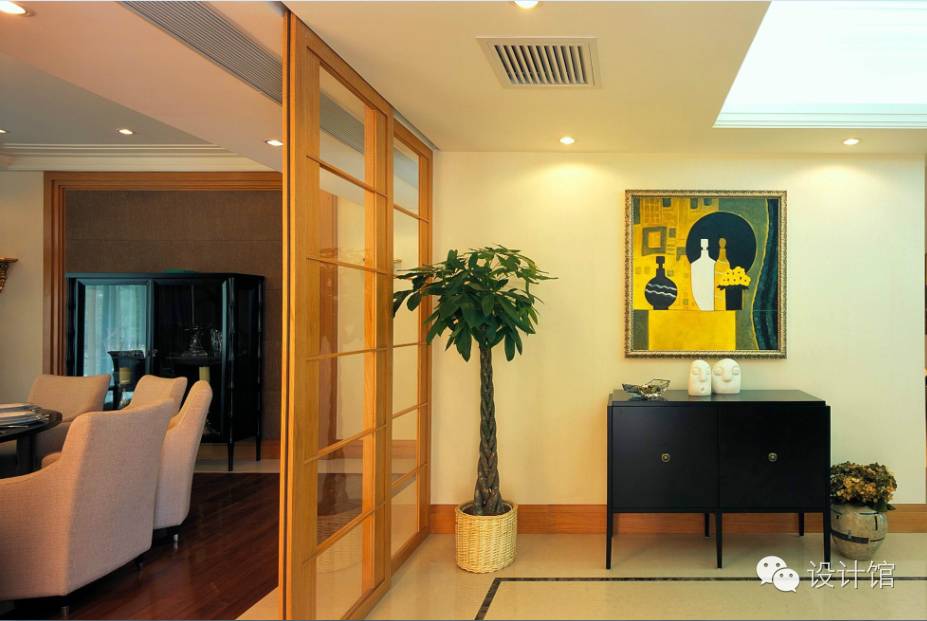 推拉门里面卡东西推不动了,厨房推拉门吊轨推不动怎么修