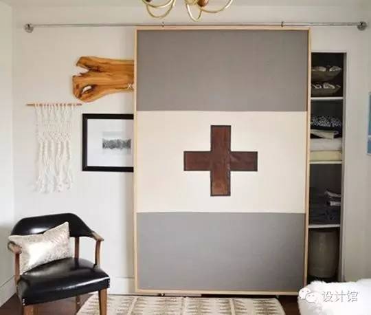 推拉门里面卡东西推不动了,厨房推拉门吊轨推不动怎么修