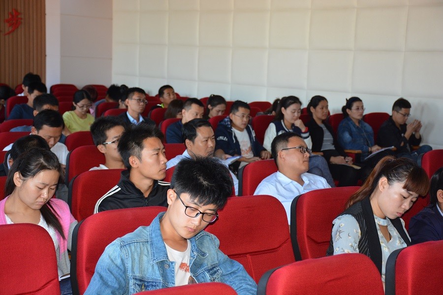 潍坊（上海）新纪元学校召开校车跟车教师安全知识培训会议