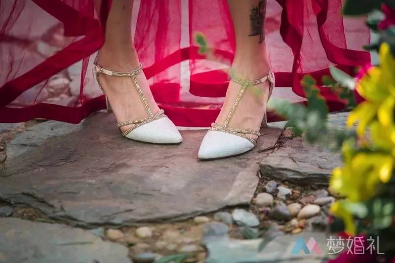 这场还原“暮光之城”的波西米亚婚礼，一只心机柯基成功抢镜