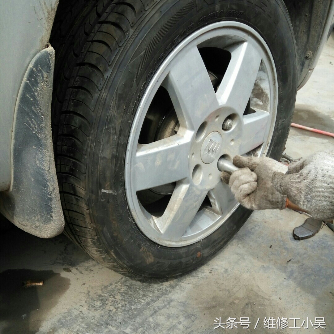 别克老凯越更换刹车片,怪不得车主说前轮刹车没有后轮的灵敏!