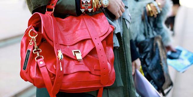 可以媲美lv邮差包容量的大牌,邮差包lv有几个颜色