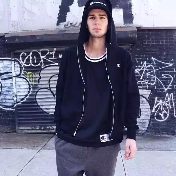 穿了一件很喜欢的卫衣,champion卫衣连帽和圆领