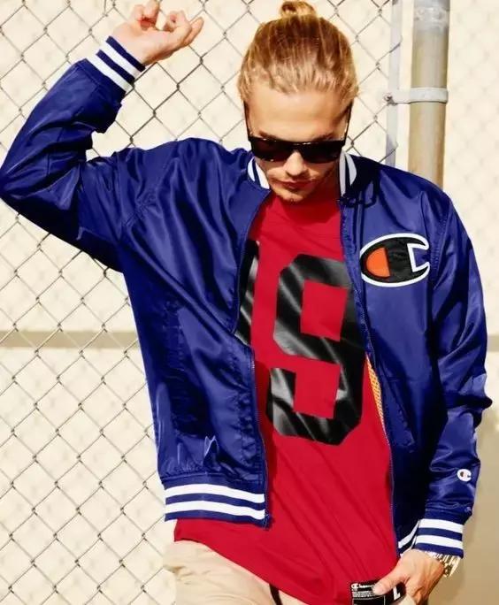 穿了一件很喜欢的卫衣,champion卫衣连帽和圆领