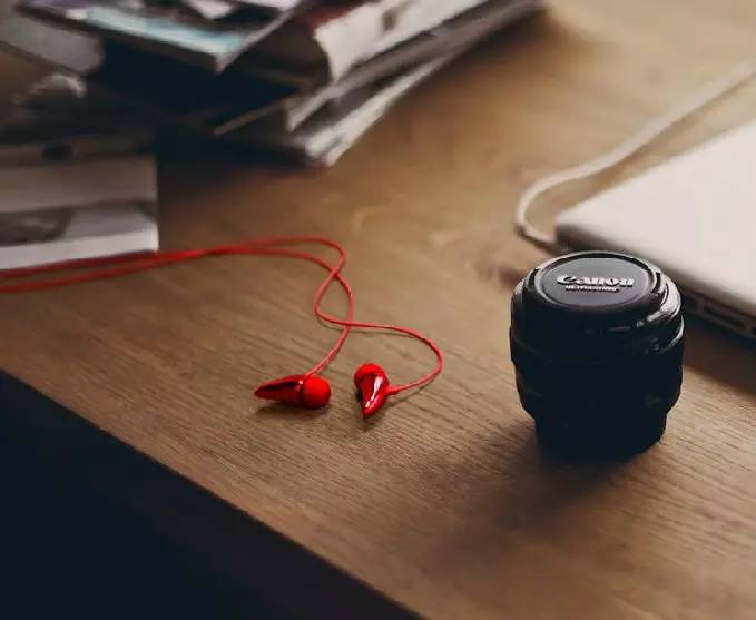 戴上耳机聆听感受音乐的旋律,戴上耳机聆听美妙的音乐