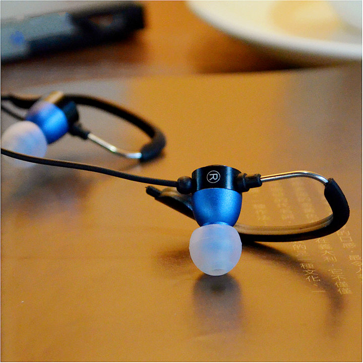 戴上耳机聆听感受音乐的旋律,戴上耳机聆听美妙的音乐