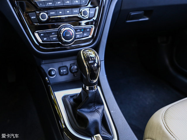 悦翔v71.0t和1.6l对比,悦翔v715款1.6l自动乐享怎么样