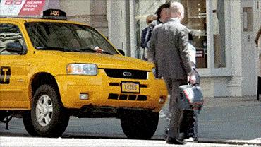 我的车停着被人撞了怎么解决,停个车老是被别人刮