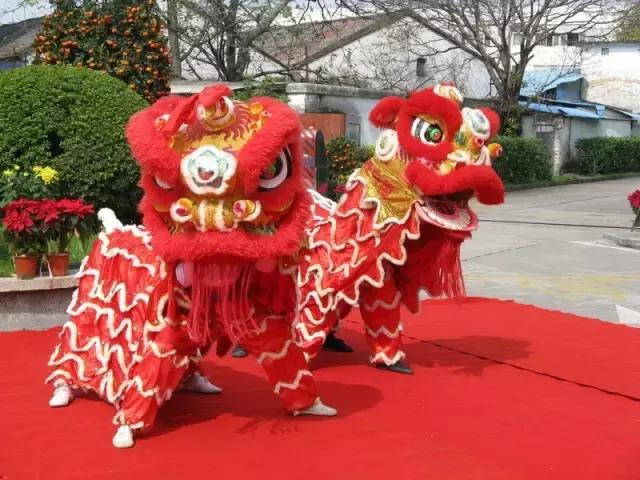 广东醒狮精彩表演,广东醒狮表演2022