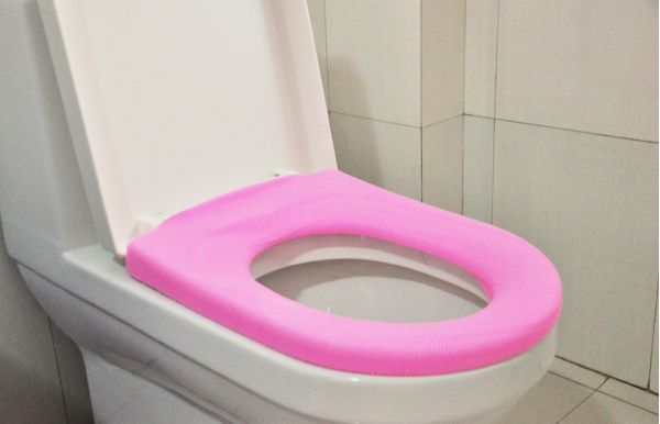 马桶到底贴不贴墙,马桶安装时周围要粘密封垫吗