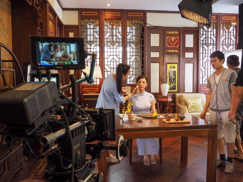 吃了一只大闸蟹的美女被新浪等各大媒体封为“螃蟹女神”