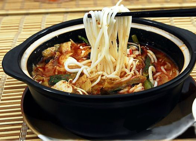 经营米线店50多年的阿姨拿出了压箱底的过桥米线做法及汤料配方