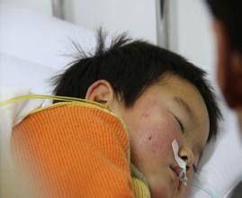 揪心1岁男童误食一粒药成植物人,儿童误食药抢救的视频