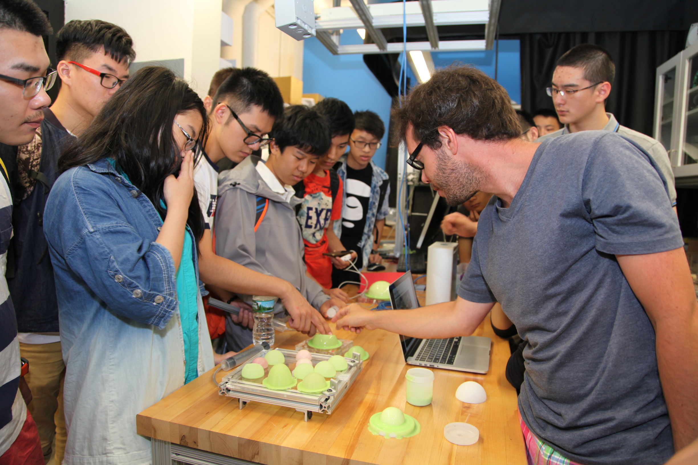 鍚痉鏁欒偛榛勫ù,鍚痉榛勫ù