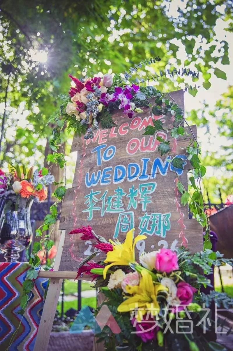 这场还原“暮光之城”的波西米亚婚礼，一只心机柯基成功抢镜