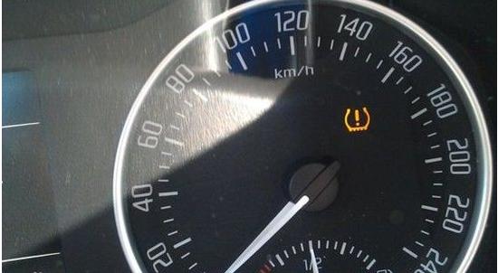 汽车靠边停车指示灯亮,车辆故障靠边停车开启警示灯