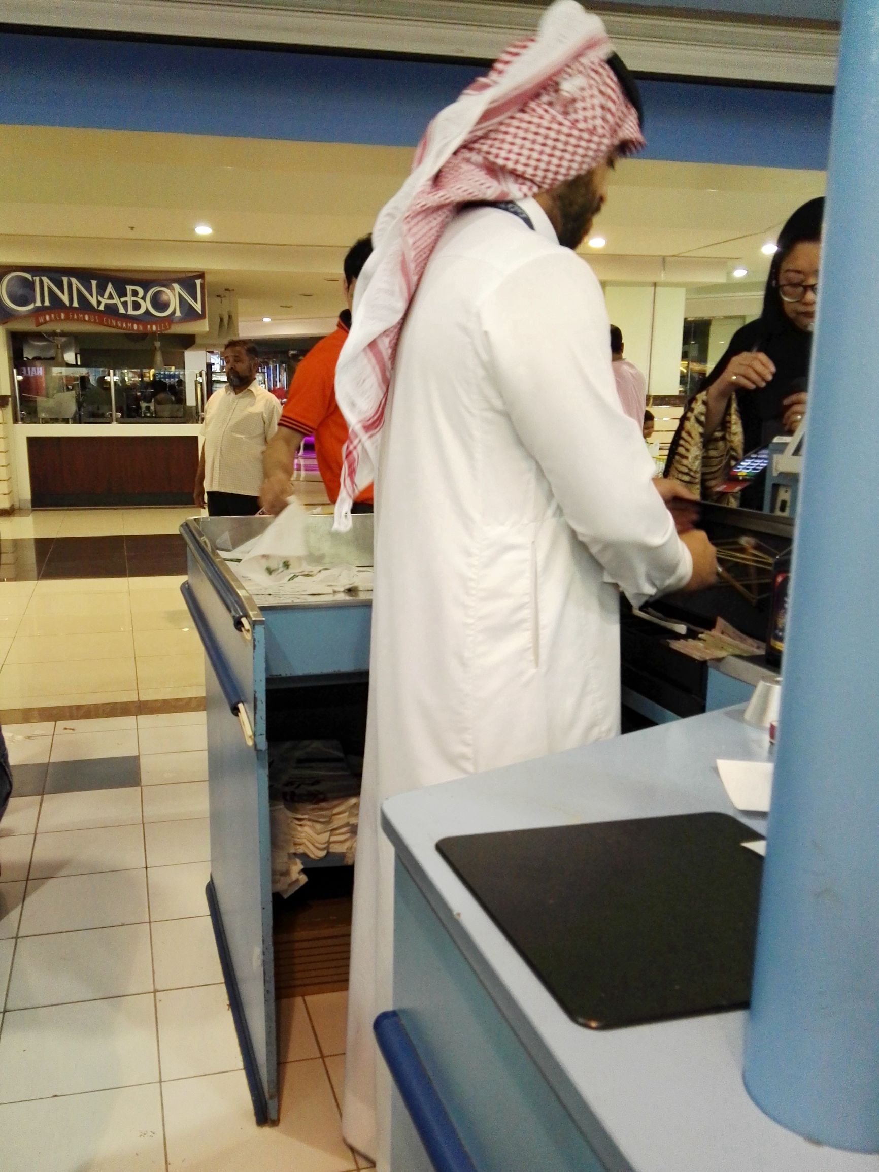 沙特阿拉伯的超市,最爱聘请男收银员