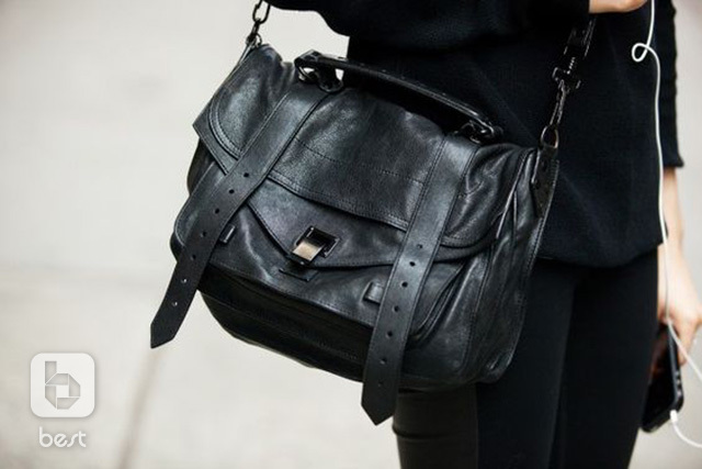 可以媲美lv邮差包容量的大牌,邮差包lv有几个颜色