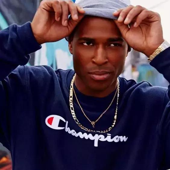 穿了一件很喜欢的卫衣,champion卫衣连帽和圆领