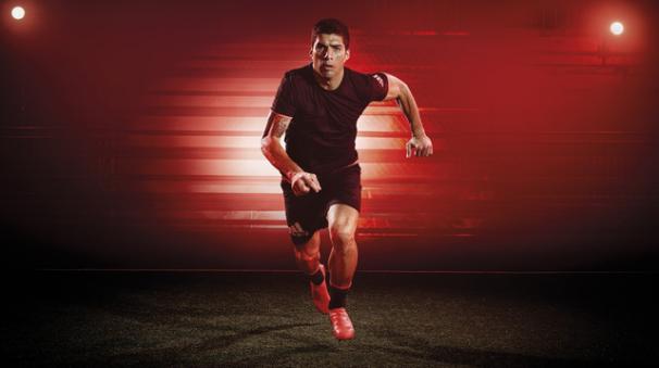 苏亚雷斯效力巴萨时球鞋,苏亚雷斯签约过的球鞋