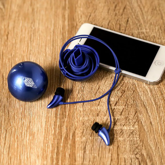 戴上耳机聆听感受音乐的旋律,戴上耳机聆听美妙的音乐