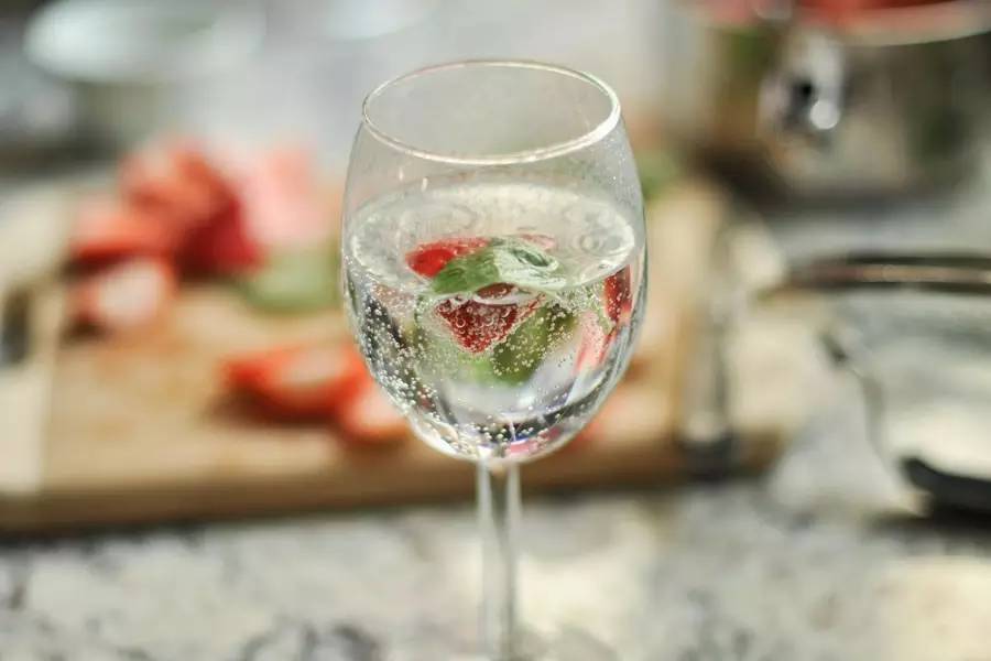 葡萄酒喝后牙齿变黑是不是正品,喝葡萄酒口腔变色