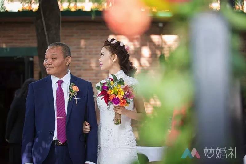 这场还原“暮光之城”的波西米亚婚礼，一只心机柯基成功抢镜