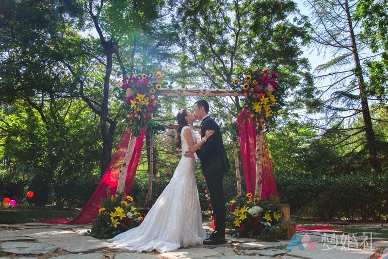 这场还原“暮光之城”的波西米亚婚礼，一只心机柯基成功抢镜