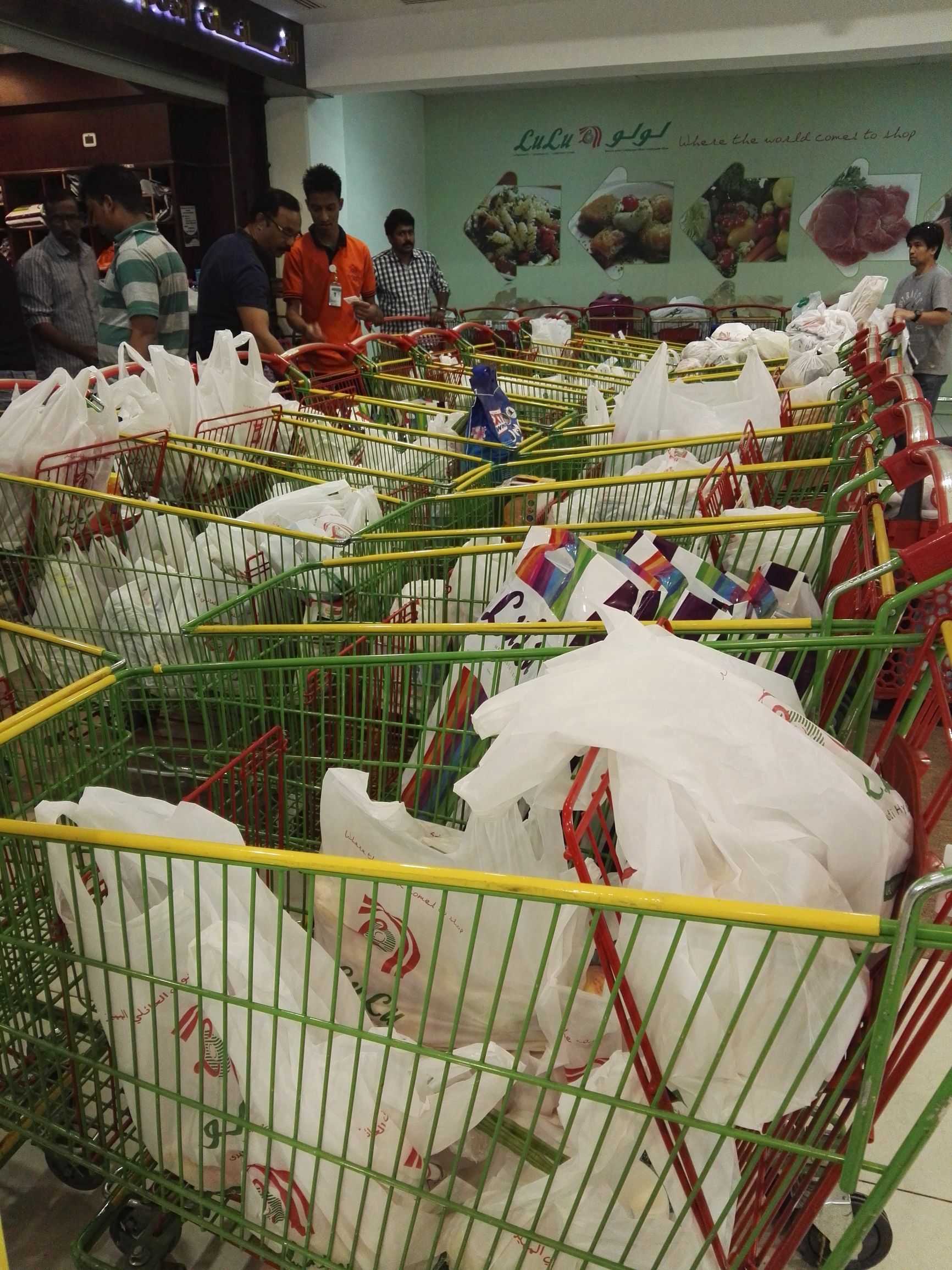 沙特阿拉伯的超市,最爱聘请男收银员