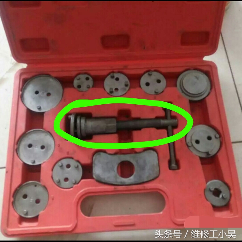 别克老凯越更换刹车片,怪不得车主说前轮刹车没有后轮的灵敏!