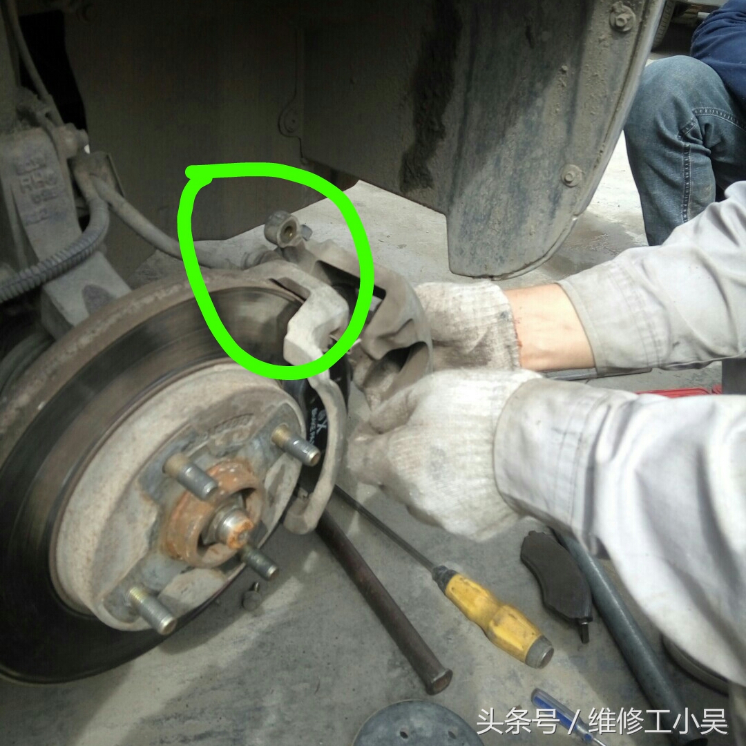 别克老凯越更换刹车片,怪不得车主说前轮刹车没有后轮的灵敏!