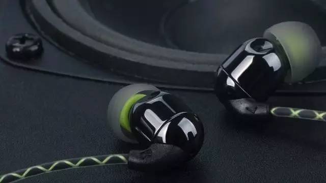 戴上耳机聆听感受音乐的旋律,戴上耳机聆听美妙的音乐