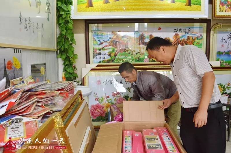 渭南人的一天No.27：钟爱十字绣的大叔王友民