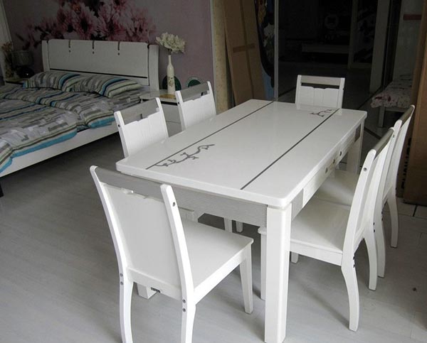 餐桌软玻璃垫发黄怎样清洗,餐桌塑料台布油渍如何清洗