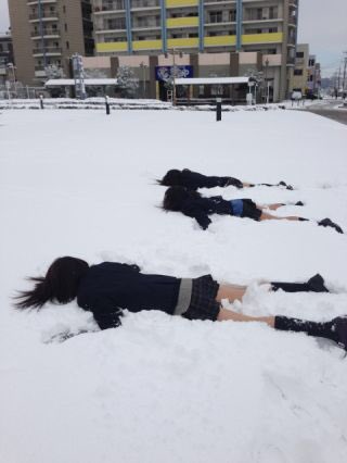 你能不能不颤抖地回答我周末有多冷？