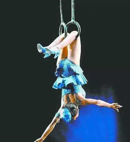 这些女星的身体怎么这么柔软？唐嫣竟然把脑袋、身子、双腿折出一个方形！