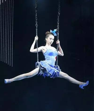 这些女星的身体怎么这么柔软？唐嫣竟然把脑袋、身子、双腿折出一个方形！