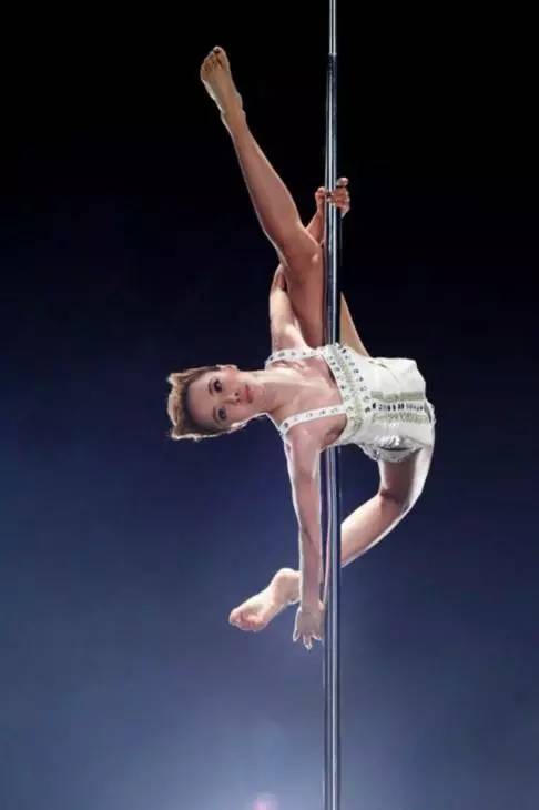 这些女星的身体怎么这么柔软？唐嫣竟然把脑袋、身子、双腿折出一个方形！