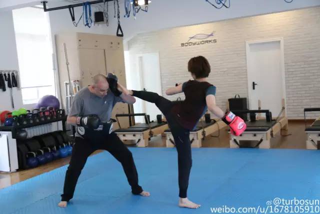 这些女星的身体怎么这么柔软？唐嫣竟然把脑袋、身子、双腿折出一个方形！