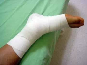 打篮球崴脚了怎么解决呢,打篮球脚崴了应该怎么办