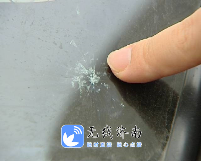 一夜之间小区内二十多辆车被砸,小区门口20多辆车一夜被砸