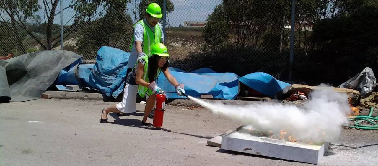 和警察“格斗”，*力暴**阴影下美国学校里的安全教育