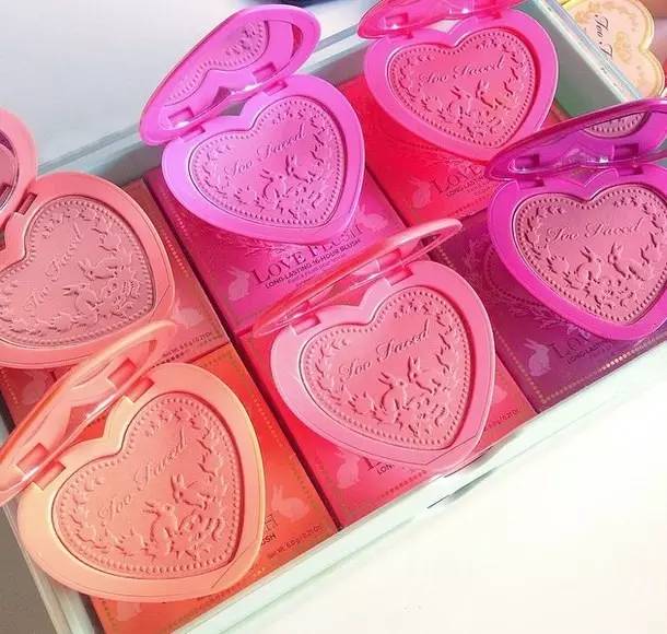 腮红的概念,腮红看着是粉上脸是橘色