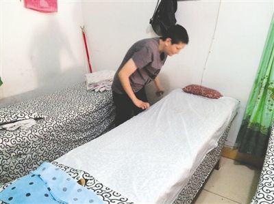 地铁上的暖心一幕给残疾人让座,残疾人坐地铁感动瞬间