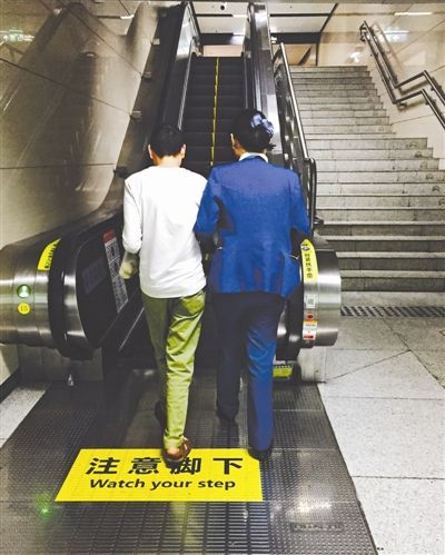 地铁上的暖心一幕给残疾人让座,残疾人坐地铁感动瞬间