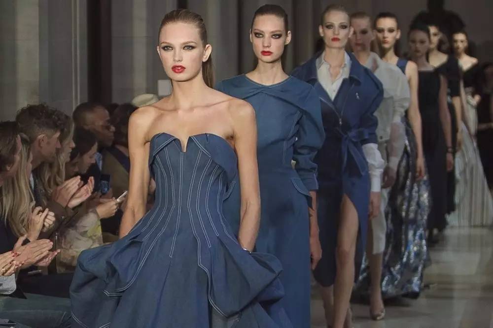 像Gigi一样时髦就穿那样一件牛仔外套（今秋最时髦的牛仔清单）