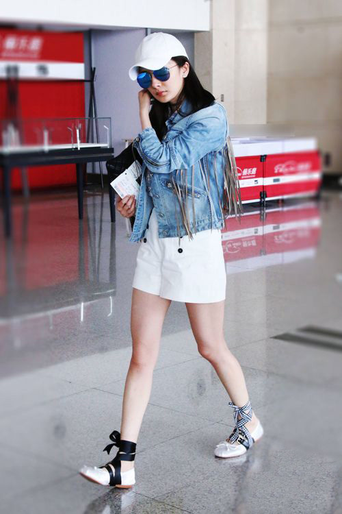 像Gigi一样时髦就穿那样一件牛仔外套（今秋最时髦的牛仔清单）