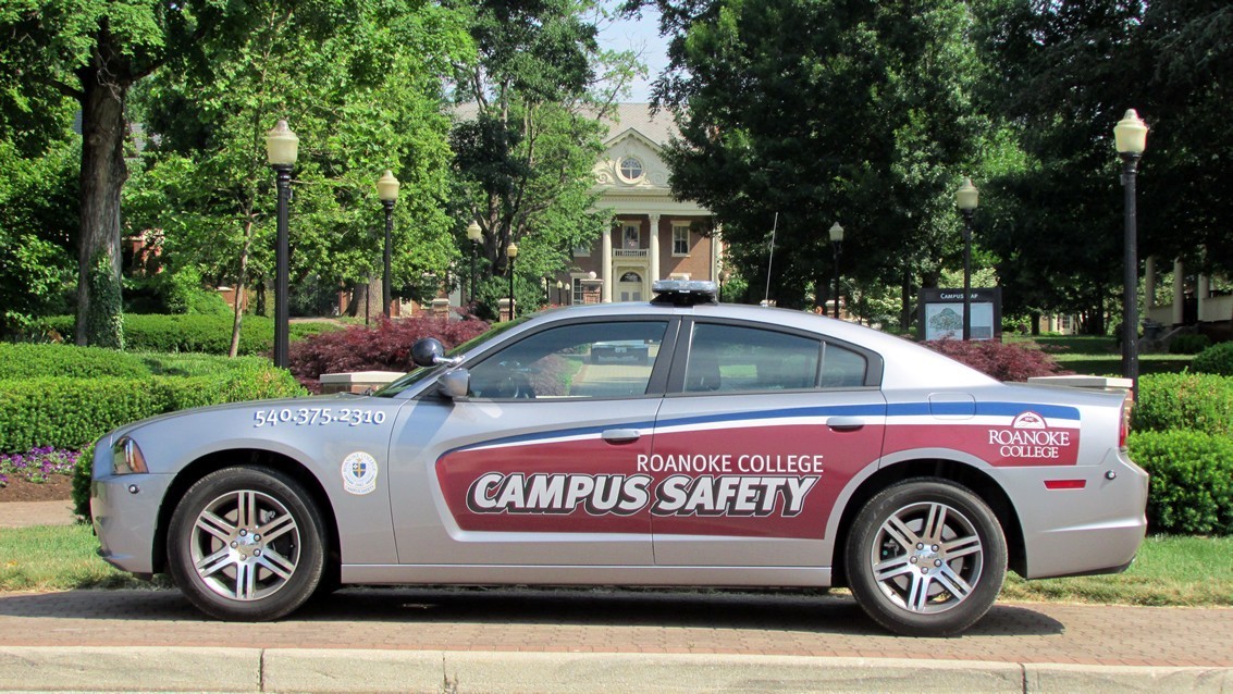 和警察“格斗”，*力暴**阴影下美国学校里的安全教育