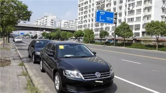 运河北路上160多辆新车无人“认领”，谁这么壕？